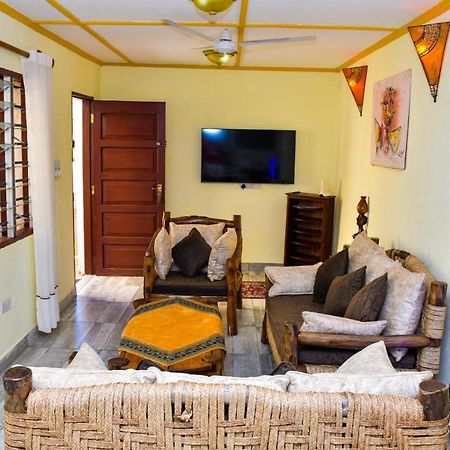 Apartmenthaus Salama Villen In Diani ディアニ・ビーチ エクステリア 写真
