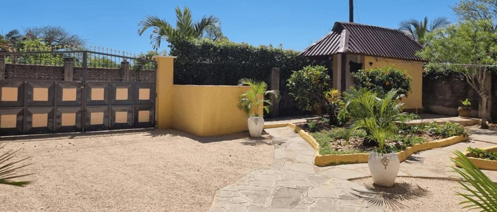 Apartmenthaus Salama Villen In Diani ディアニ・ビーチ エクステリア 写真
